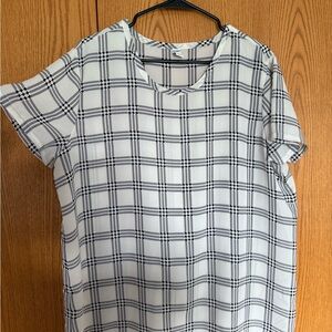 Old Navy Black and White Boxy T-Shirt